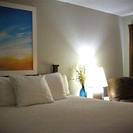 Days Inn By Wyndham Pierre Bagian luar foto