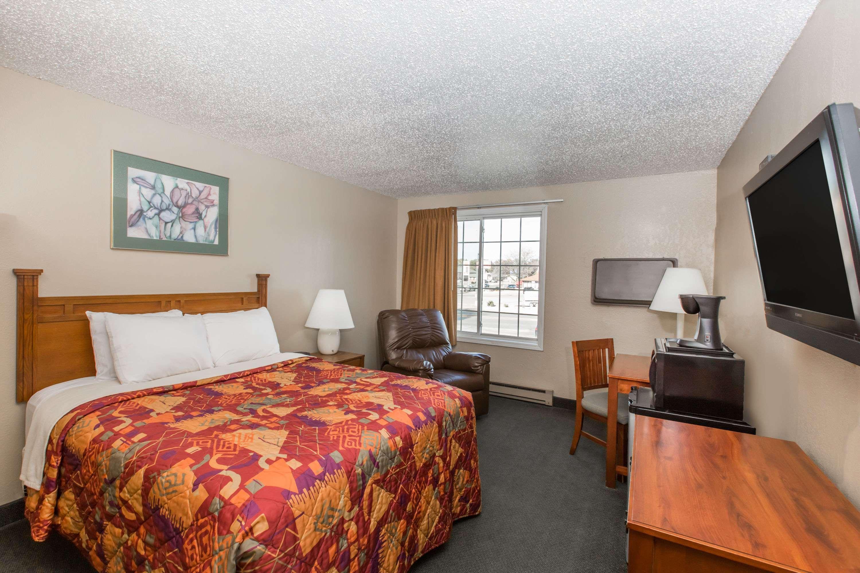Days Inn By Wyndham Pierre Bagian luar foto