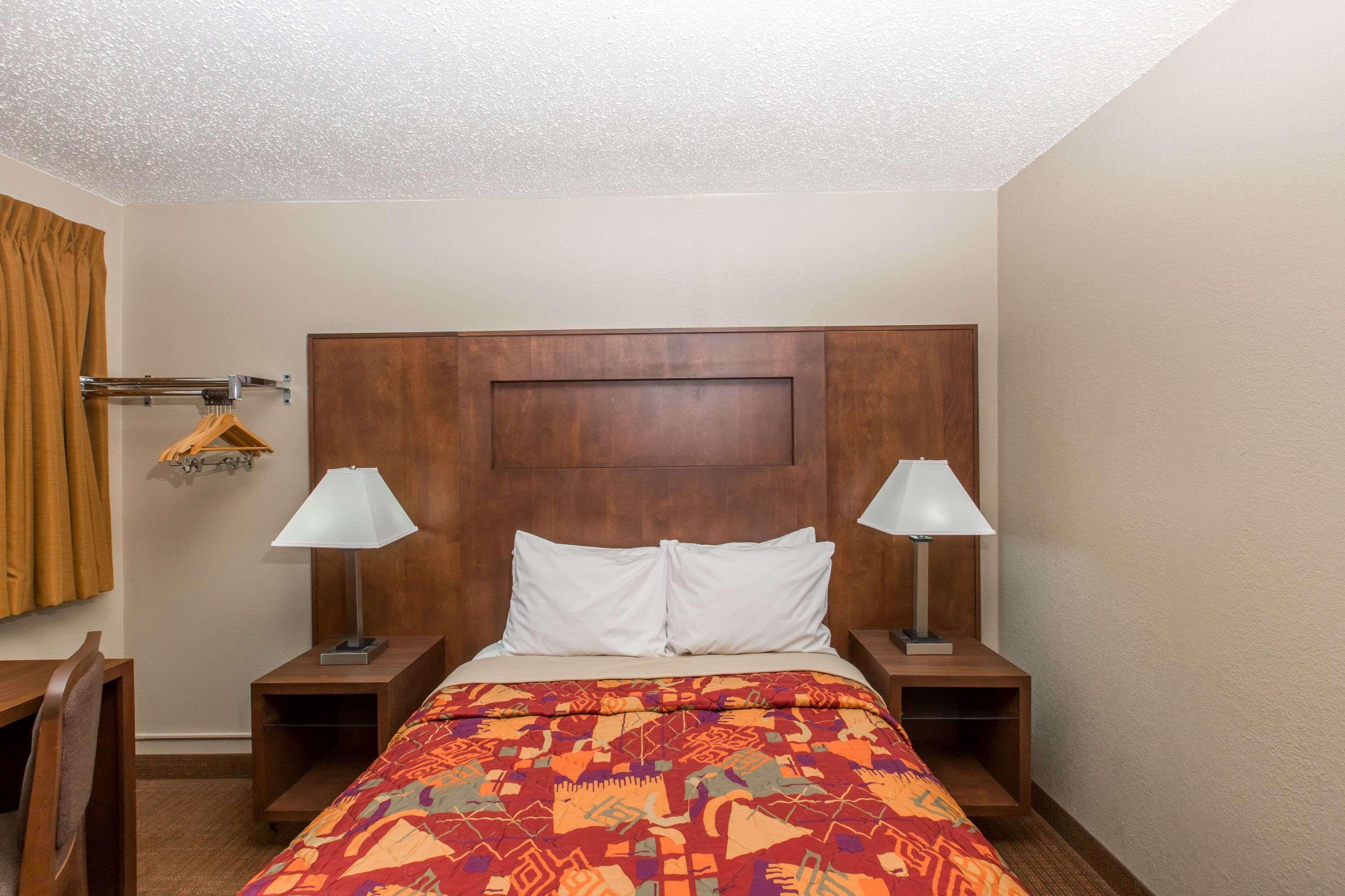 Days Inn By Wyndham Pierre Bagian luar foto