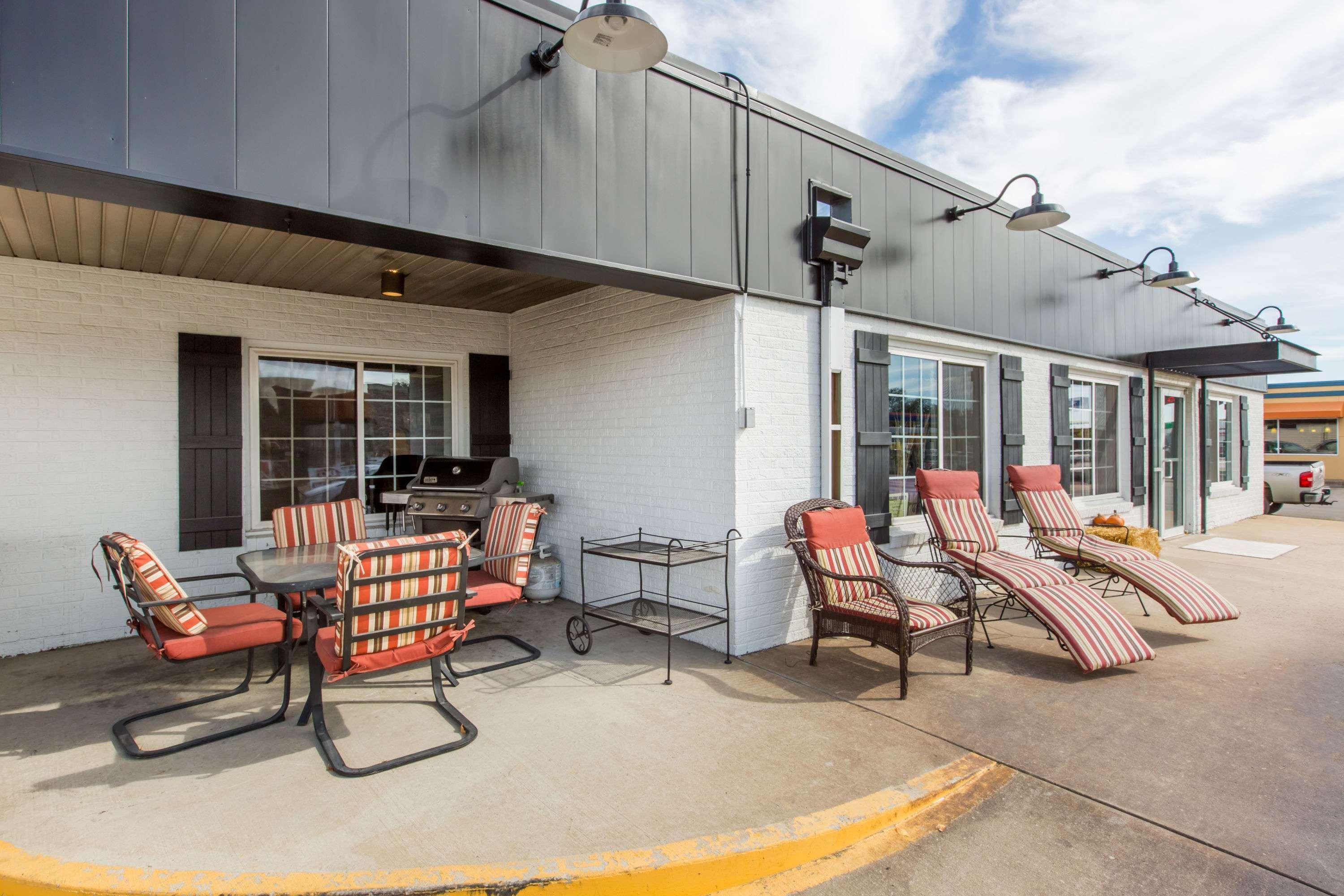 Days Inn By Wyndham Pierre Bagian luar foto