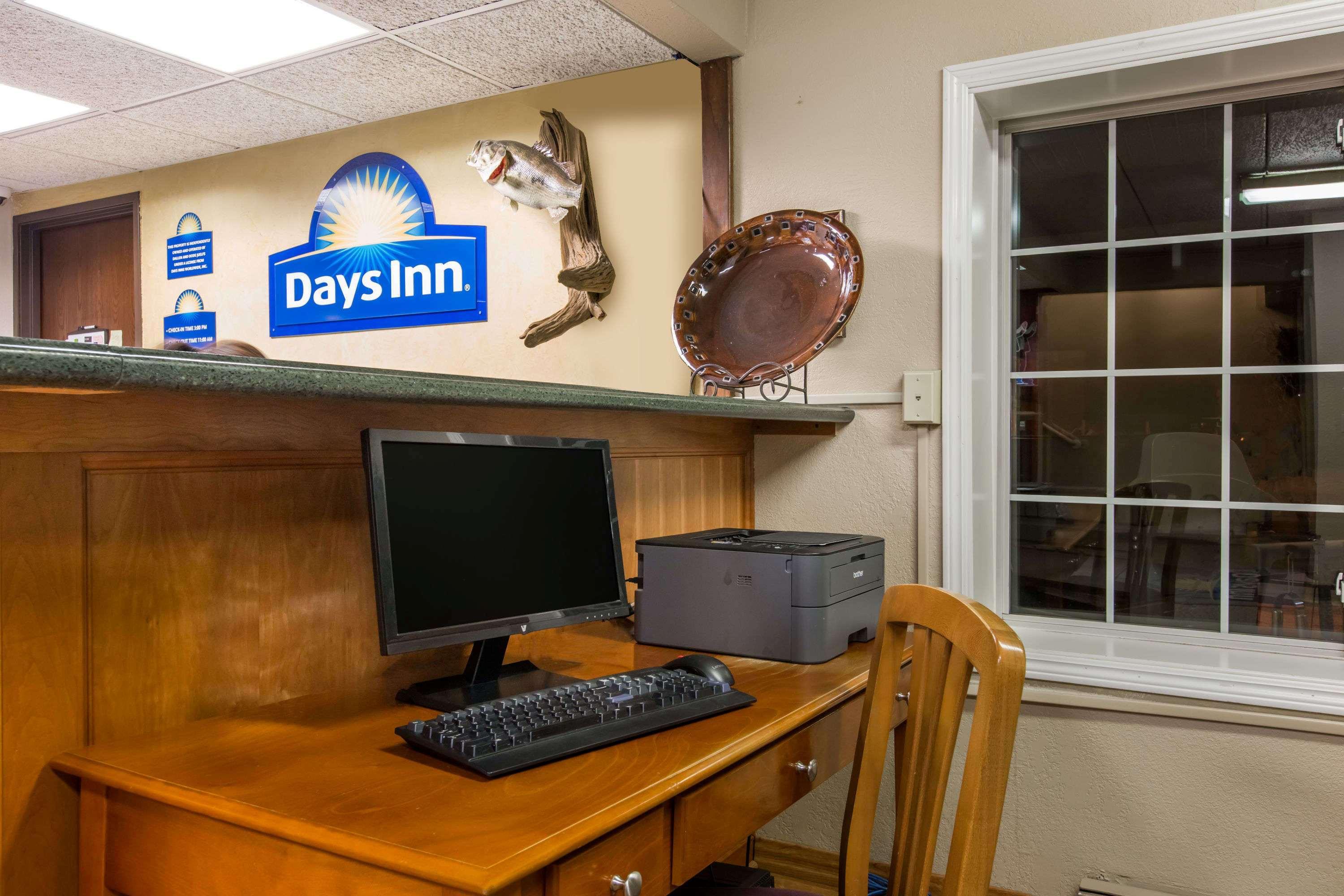 Days Inn By Wyndham Pierre Bagian luar foto