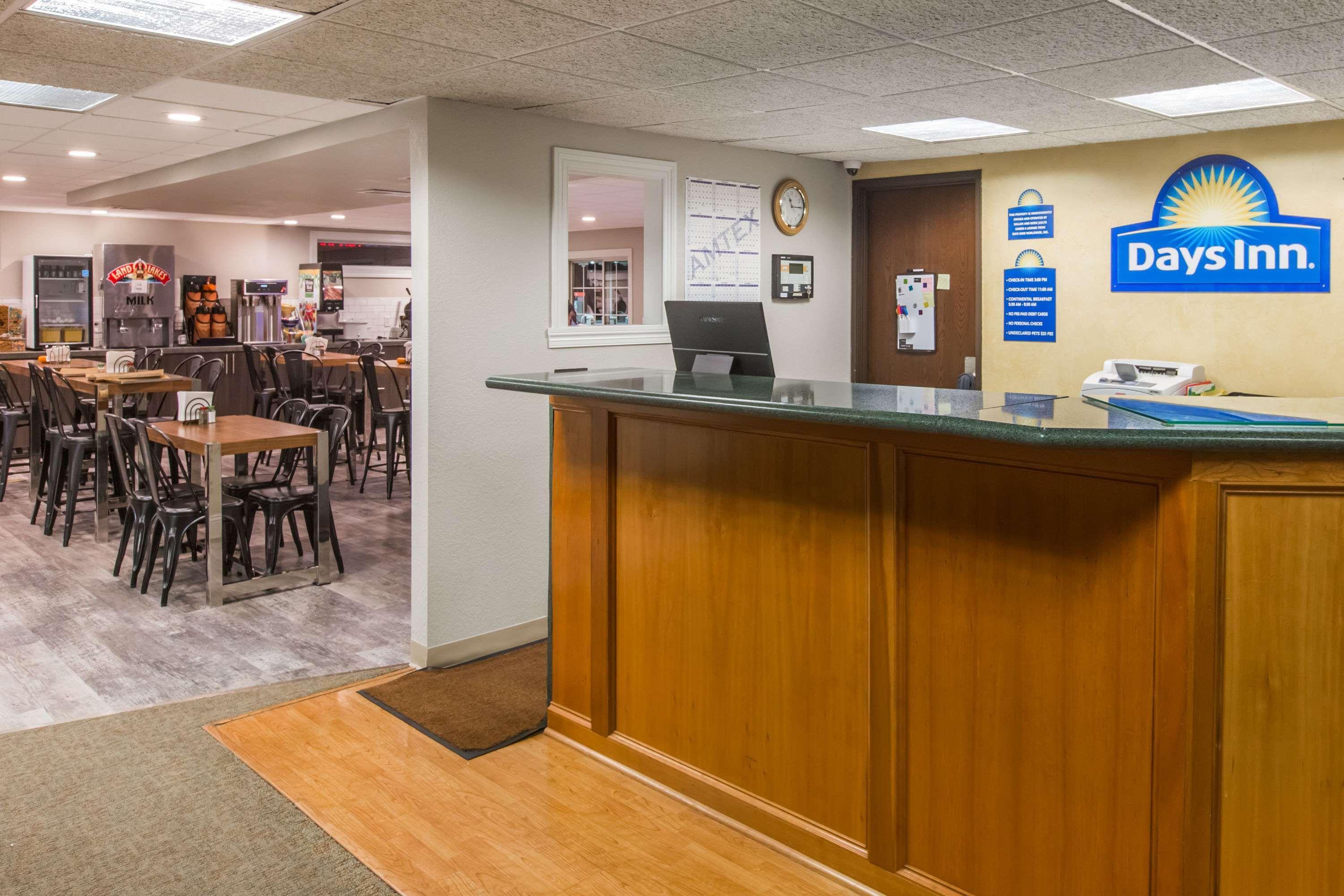Days Inn By Wyndham Pierre Bagian luar foto
