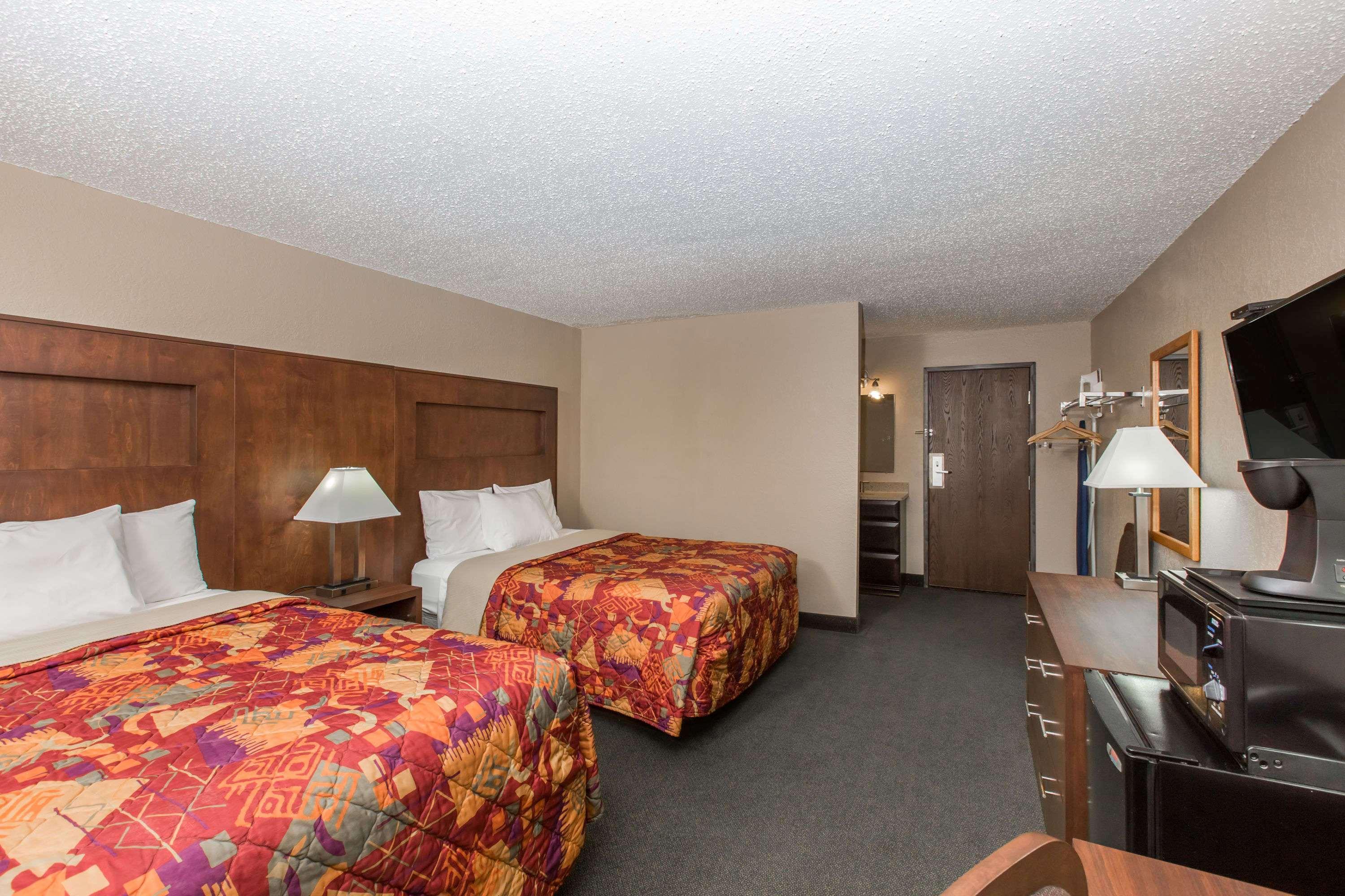 Days Inn By Wyndham Pierre Bagian luar foto