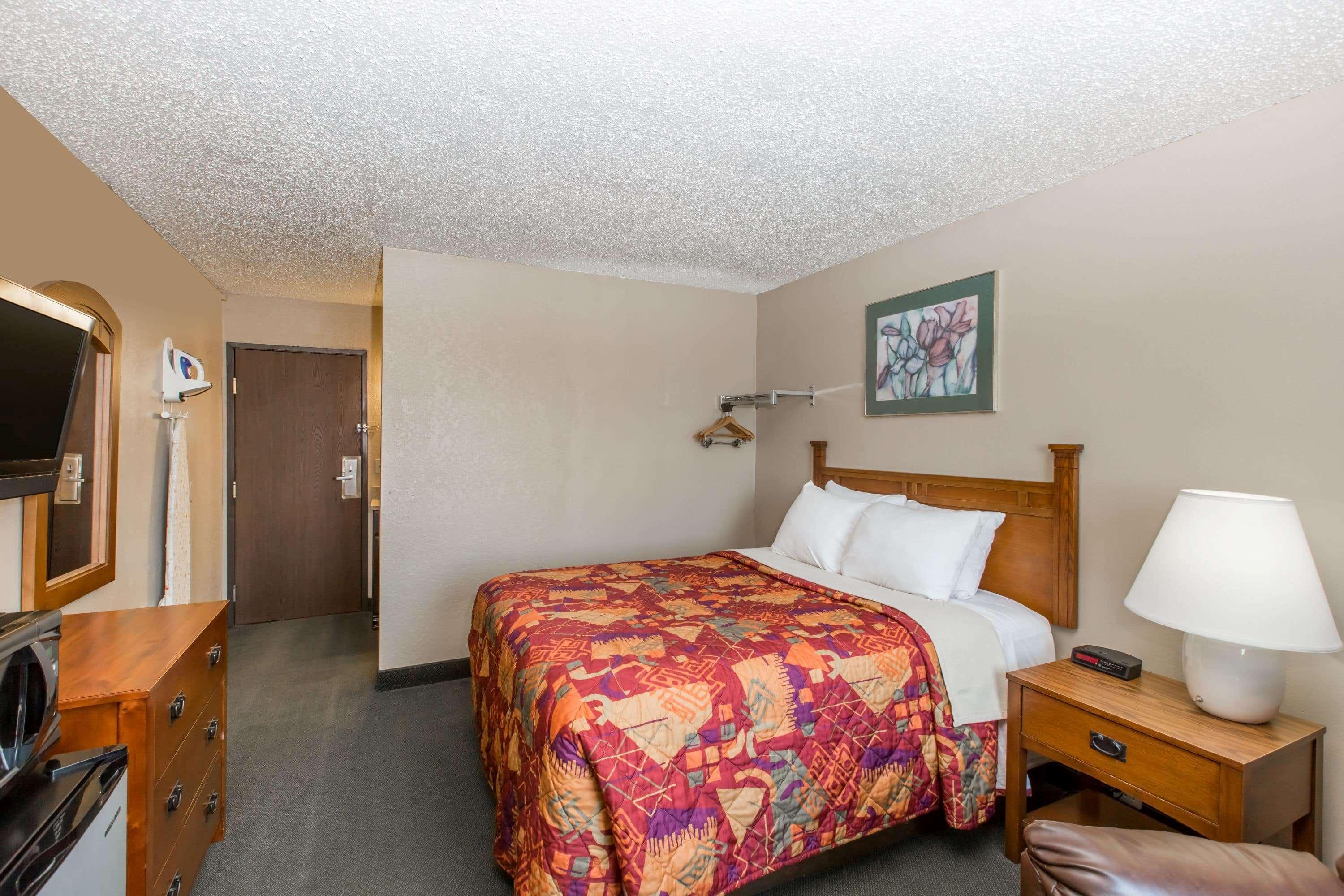 Days Inn By Wyndham Pierre Bagian luar foto