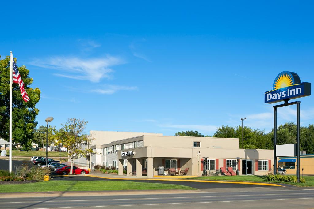 Days Inn By Wyndham Pierre Bagian luar foto