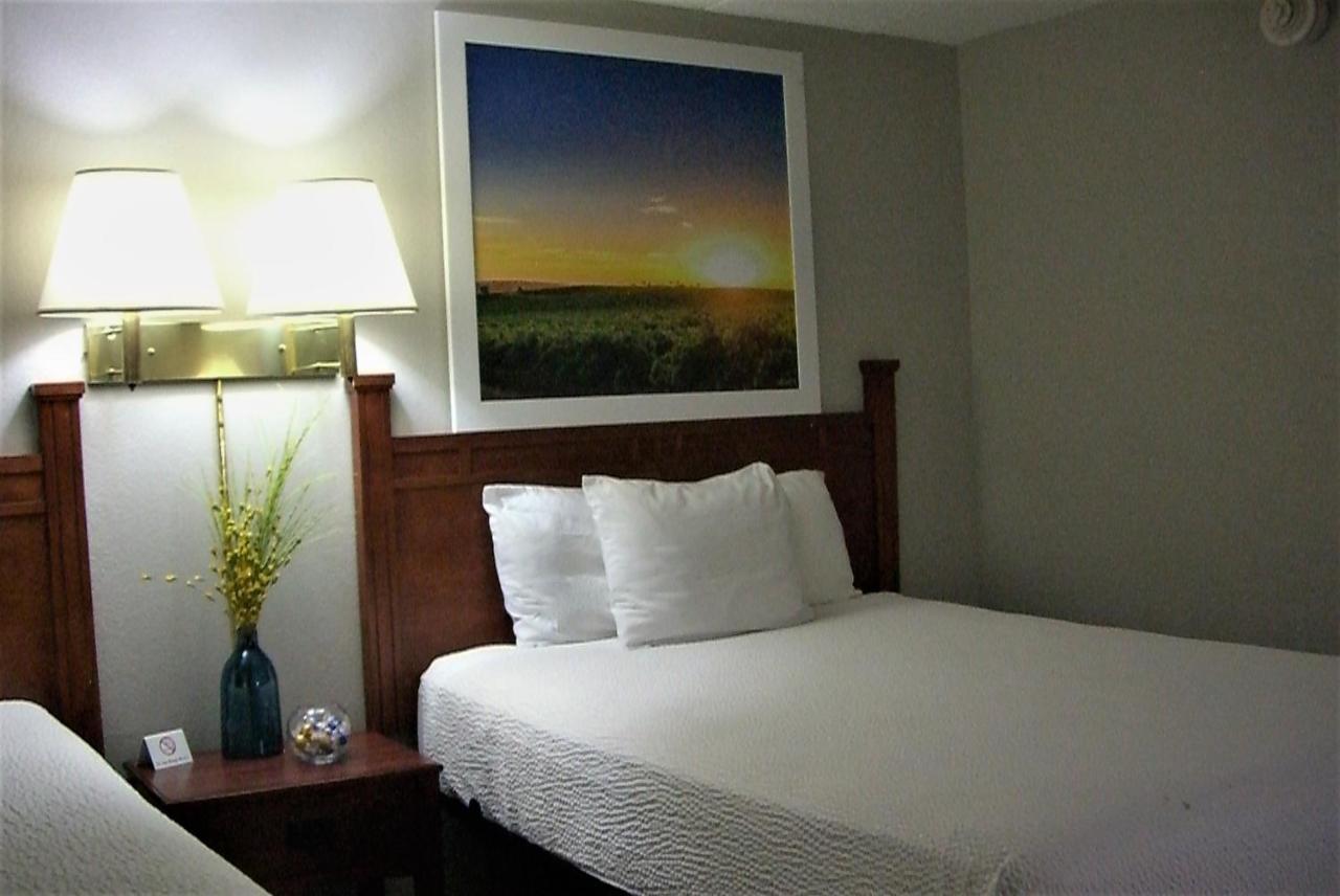 Days Inn By Wyndham Pierre Bagian luar foto
